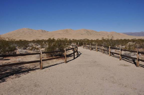 Chegando às dunas de Kelso, no deserto de Mojave, na Califórnia, nos Estados Unidos